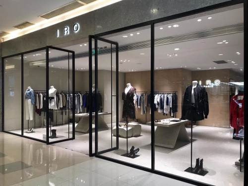 распашная стеклянная витрина для бутика